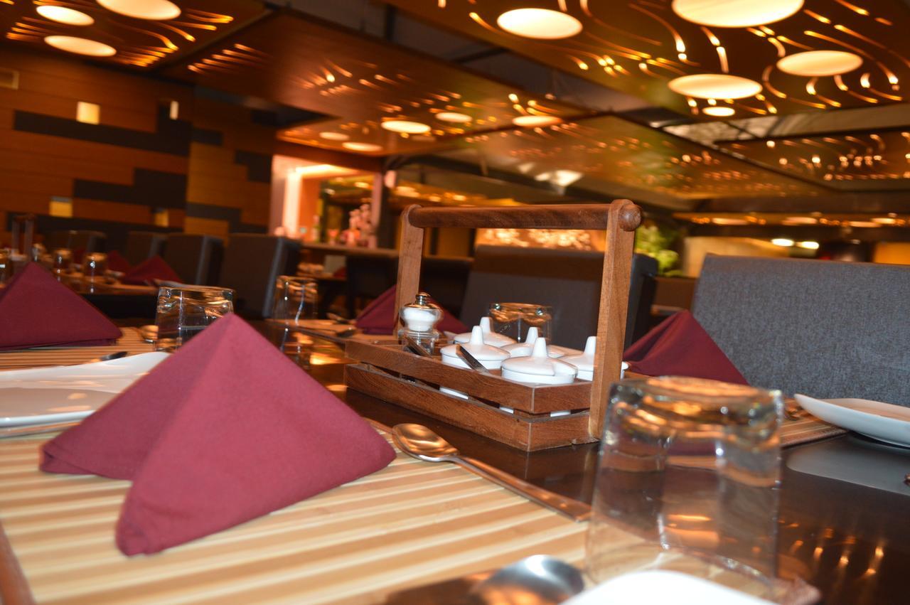 7 Wonders Hotel Gandhinagar Exterior foto